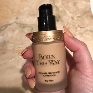 Two faced Born This Way Foundation - Shade: Snow